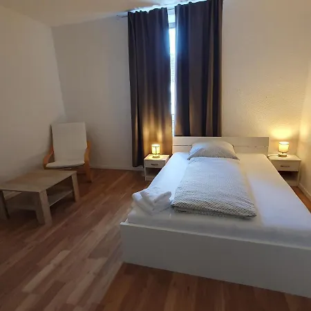 Gemuetliches Privatzimmer Mit Franzoesischem Doppelbett An Der Universitaetsklinik