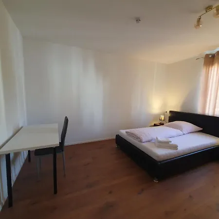 Gemuetliches Privatzimmer Mit Franzoesischem Doppelbett An Der Universitaetsklinik Mainz